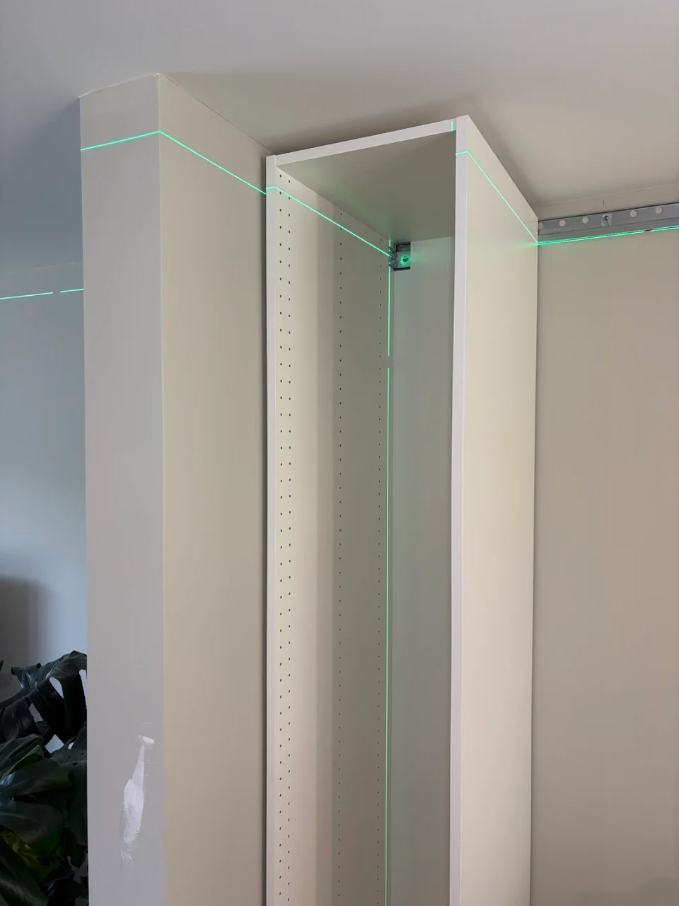 Wall cabinet assembly and levelling, project photo 3
